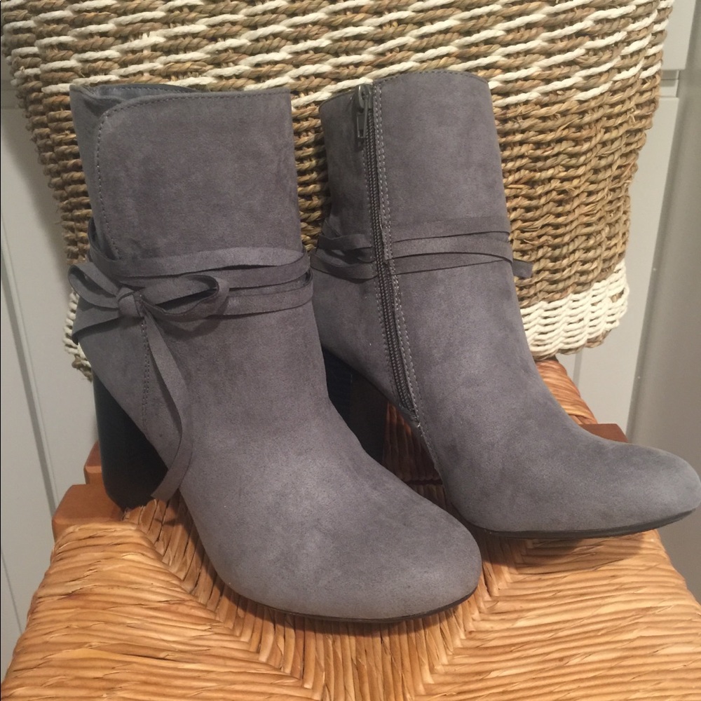 NWT GRAY BOOTS with bow. SZ 9
